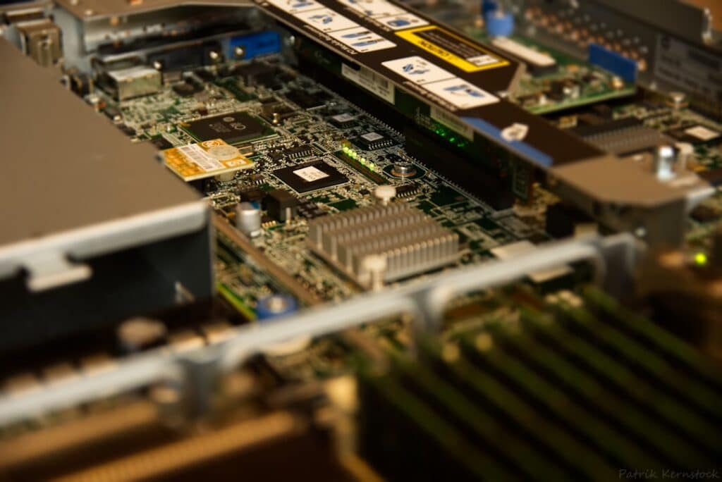 How Can Website Owners Ensure Fast and Reliable Performance with Cloud Hosting? 1 Photo Server rack