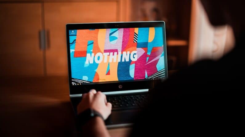 Photo challenges bloggers face when selecting hosting providers